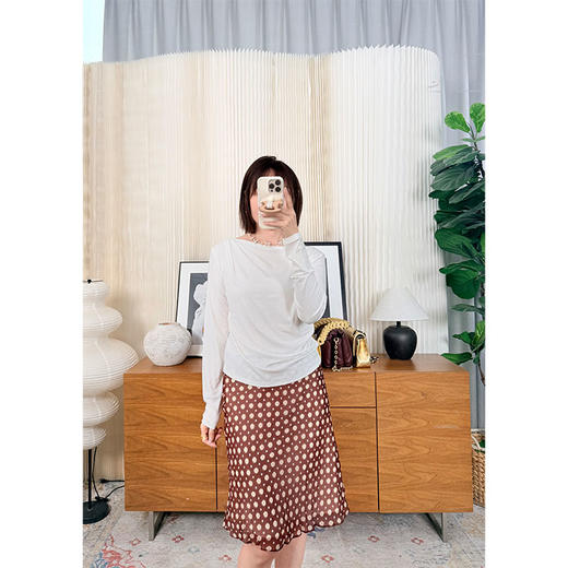 迷人香肩 莱赛尔醋酸真丝混纺 斜肩一字领长袖T恤 女神气质和舒适感一举两得 衣橱里的百搭经典款 商品图1