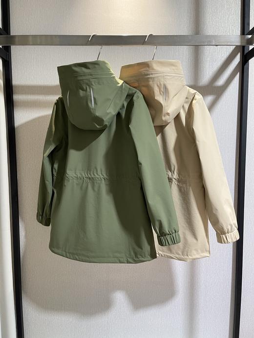 点此购买 艾高春秋季女士中长款连帽冲锋衣夹克 bk 342023 商品图1