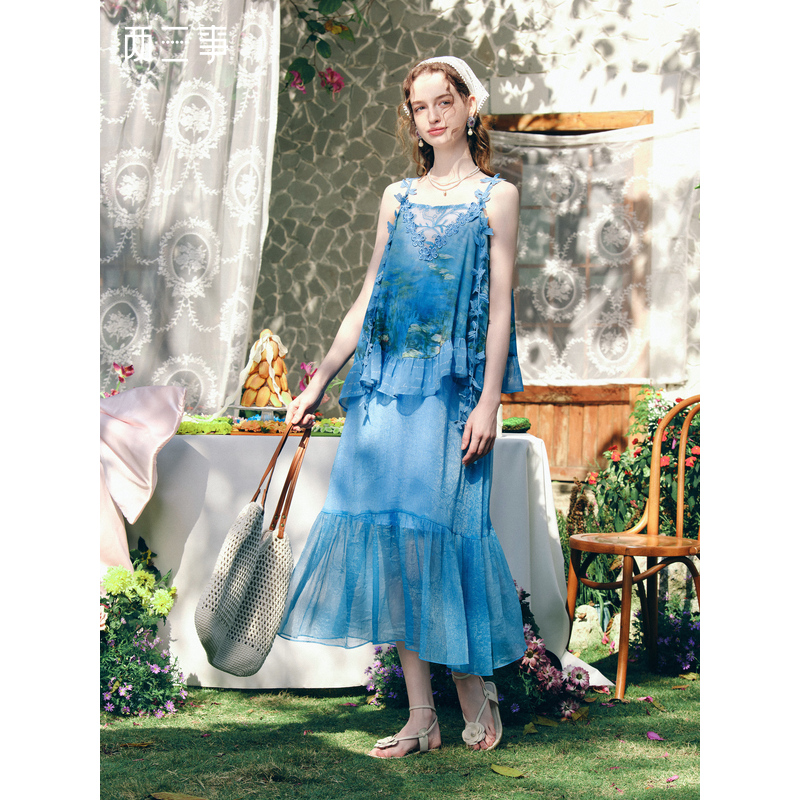 两三事 始夏蝉鸣 2026春季新款小清新蕾丝拼接印花花边吊带连衣裙