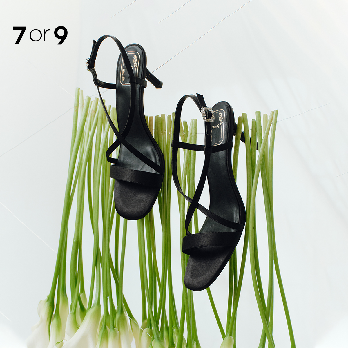 7or9露趾一字带交叉凉鞋高跟鞋黑丝绒/霞多丽