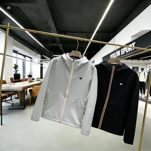 F031228户外软壳防泼水层次感丰富细腻舒适连帽反光条夹克外套 商品图1