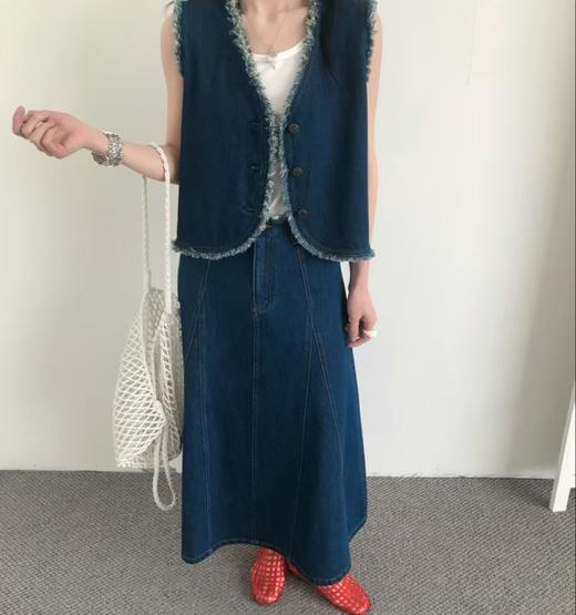 老米优品🎈3-5天！福利款❤ 出口品质。懒人穿搭天花板《复古水洗单宁毛边设计款牛仔马甲+鱼尾裙套装》甜酷平衡刚刚好，毛边设计+同色系高级感拉满~TZ260312A 商品图1