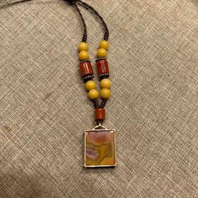 1900元/个战国红吊坠