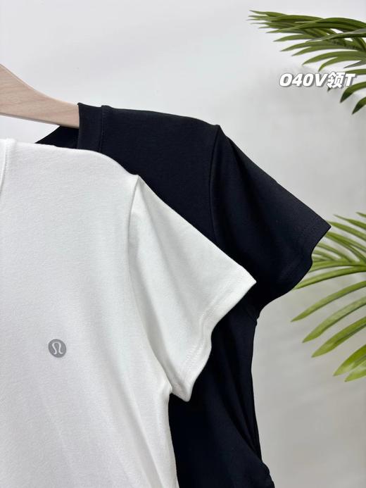 F031260一包2件装新款时尚百搭纯色简约修身轻便舒适V领款小蛮腰短袖 商品图3