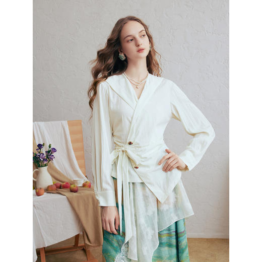 两三事 琉璃星庭 2026春季新款优雅刺绣海军领收腰绑带长袖衬衫女 商品图1