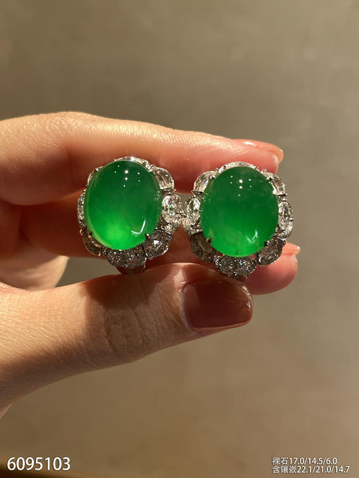高冰阳艳绿蛋面耳钉【6095103】具体价格微信咨询 商品图1