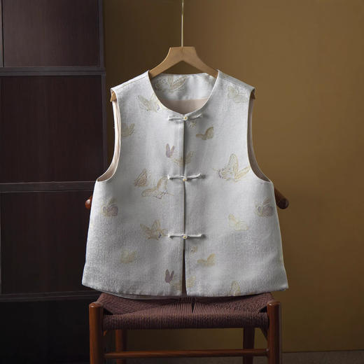 「自」全新升级【铂金会员514/天猫689/差价175】(01416)洛诗琳新中式蜀锦盘扣真丝马甲2026春夏气质V领国风无袖上衣 商品图1