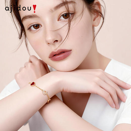 AJIDOU阿吉豆手链女款时尚爱心手串小众设计精致手环红色滴油手饰 商品图1