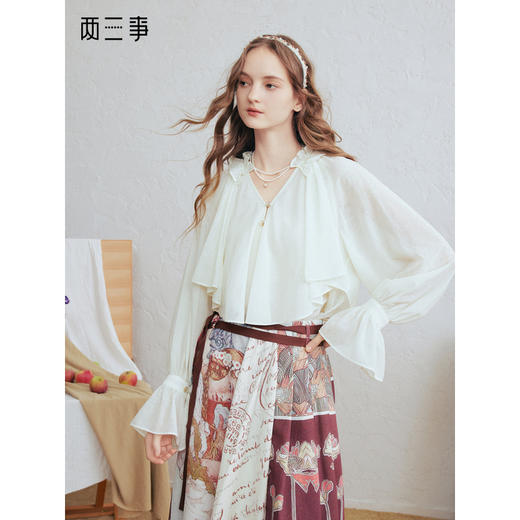 两三事 法式假日 2026春季新款优雅荷叶边v领拼布灯笼袖雪纺衫女 商品图0