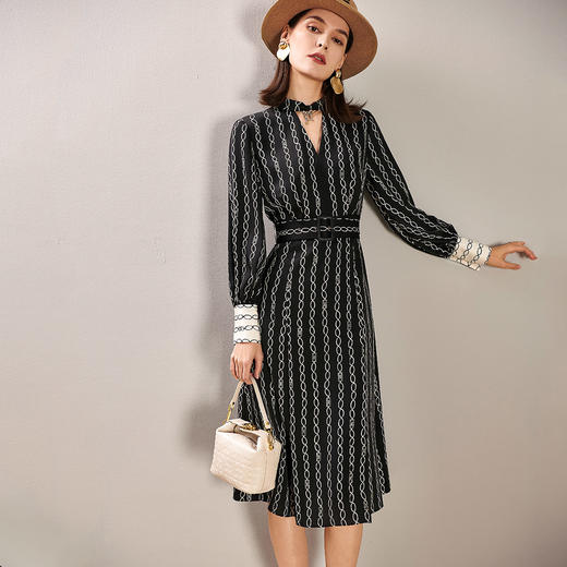 剩S 芳外春季新款潮流印花显瘦A字裙小心机V领袖口撞色连衣裙0105 商品图2