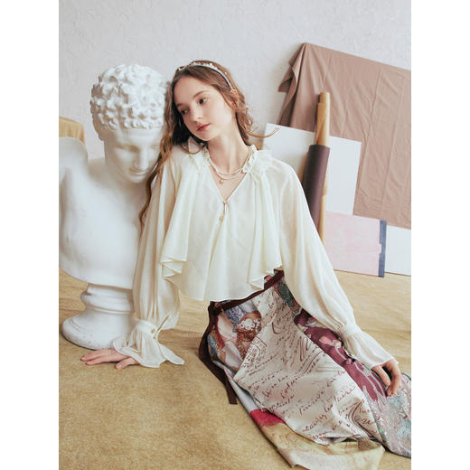 两三事 法式假日 2026春季新款优雅荷叶边v领拼布灯笼袖雪纺衫女 商品图1