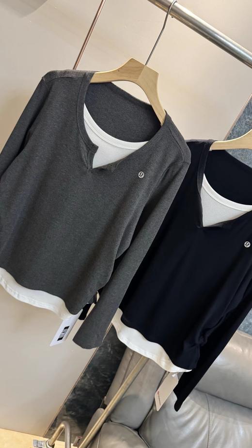 F031214纯色简约版型撞色假两件设计小V领一包两件装上衣 商品图3