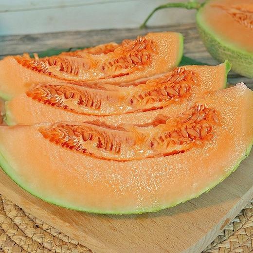 【9斤更值❗️海南哈密瓜超好吃】果肉呈诱人橙红色，质地脆嫩细腻，汁水饱满充盈，入口清甜不腻，甜度均衡，整箱西州网纹瓜当季水果生鲜甜瓜头茬QQ 商品图1