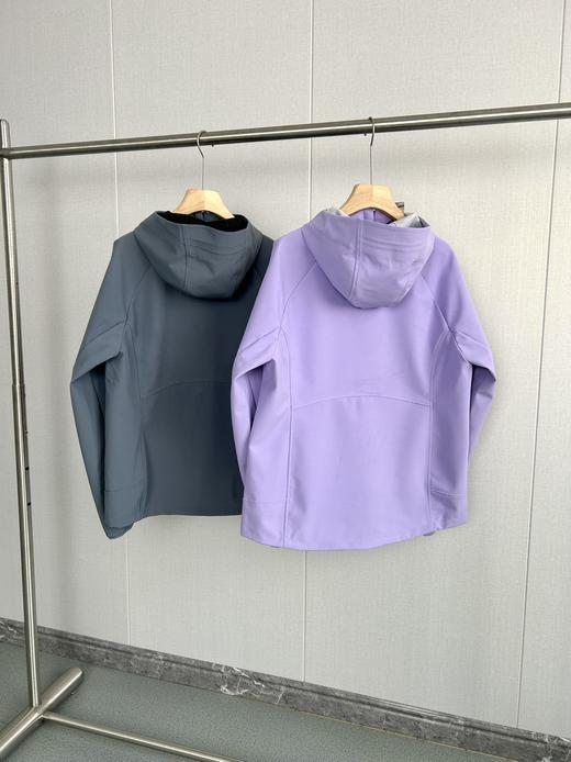 点此购买 猛犸象春秋季女士第七代户外防泼水运动休闲夹克 zc 342056 商品图1