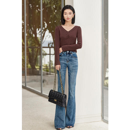 剩M 咖色针织上衣+微喇牛仔裤套装5R25CG5039 商品图4