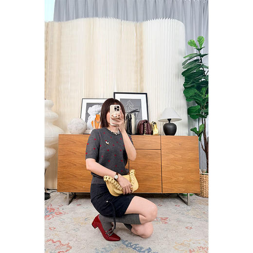 那些花儿 小禾同款羊毛混纺 圆领针织短袖T 蜜蜂刺绣宽松版型 双面织法 克重重磅 商品图3