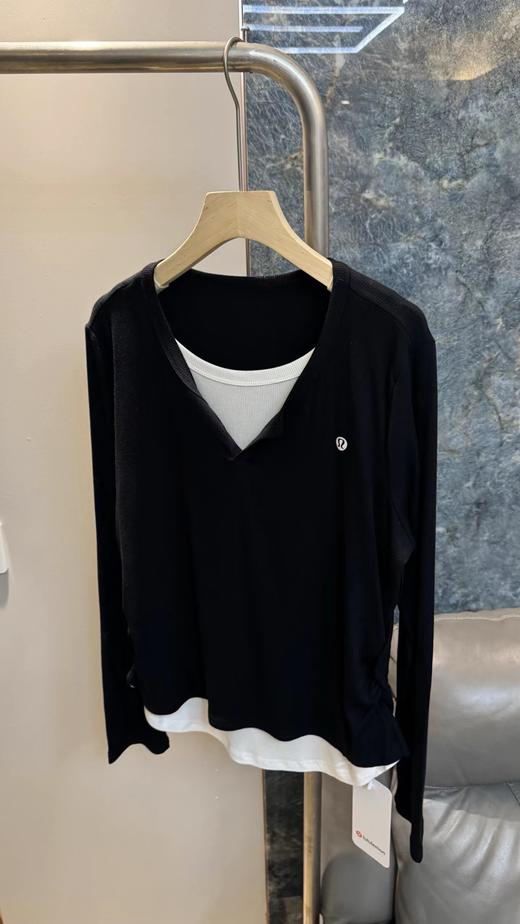 F031214纯色简约版型撞色假两件设计小V领一包两件装上衣 商品图14