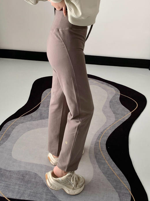 点此购买 lululemon露露Sueded Terry女士裤脚侧开口高腰裤 ssy 341980 商品图2