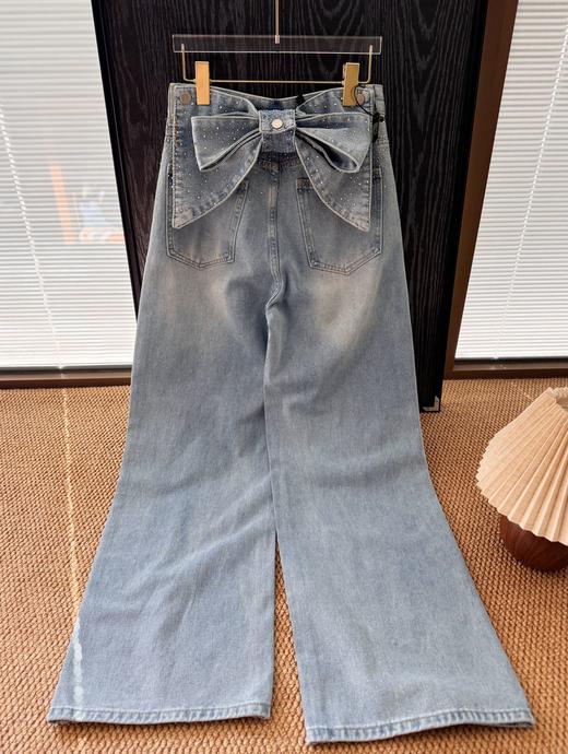 点此购买 ANN  ANDELMA*女士后腰可拆卸蝴蝶烫钻高腰阔腿牛仔裤 md 342115 商品图9