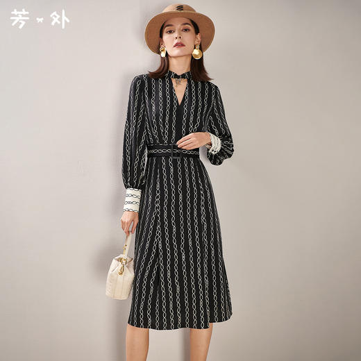 剩S 芳外春季新款潮流印花显瘦A字裙小心机V领袖口撞色连衣裙0105 商品图0