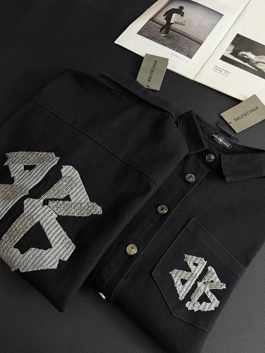 点此购买 巴黎世家春秋季男女款限定编织烫钻logo牛仔外套 md 342113 商品图9