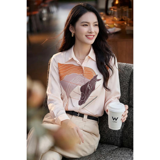幸运加马！美到犯规~ 米思阳2026春新款通勤风骏马印花丝滑缎面衬衫上衣女1161 商品图2