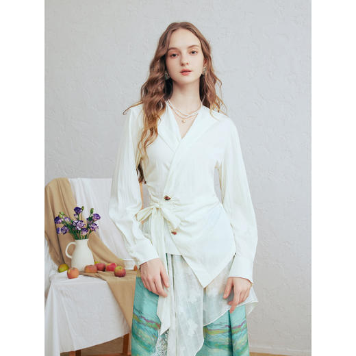 两三事 琉璃星庭 2026春季新款优雅刺绣海军领收腰绑带长袖衬衫女 商品图3