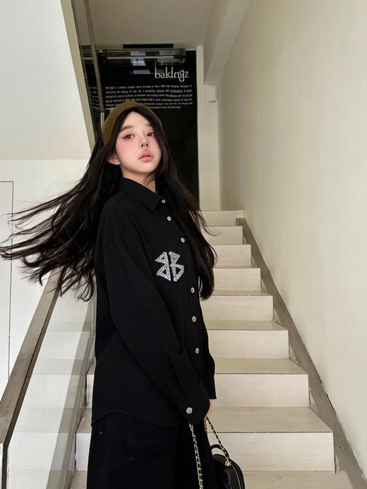 点此购买 巴黎世家春秋季男女款限定编织烫钻logo牛仔外套 md 342113 商品图3