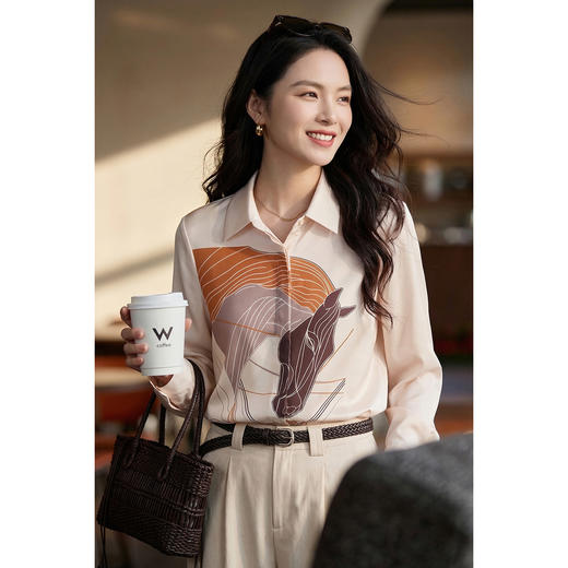 幸运加马！美到犯规~ 米思阳2026春新款通勤风骏马印花丝滑缎面衬衫上衣女1161 商品图1