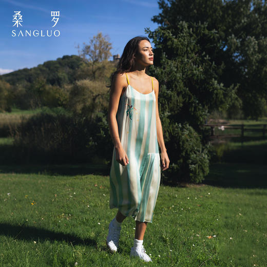 辣目洋子同款】桑罗蓝白条纹热带吊带裙25年春夏新品宅家度假 商品图3