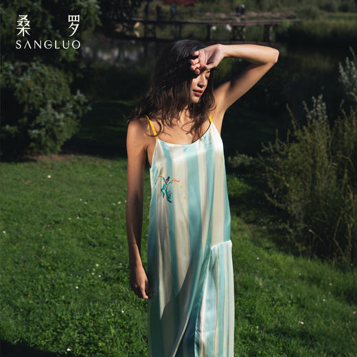 辣目洋子同款】桑罗蓝白条纹热带吊带裙25年春夏新品宅家度假 商品图1