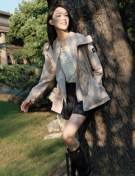 点此购买 艾高春秋季女士中长款连帽冲锋衣夹克 bk 342023 商品图4