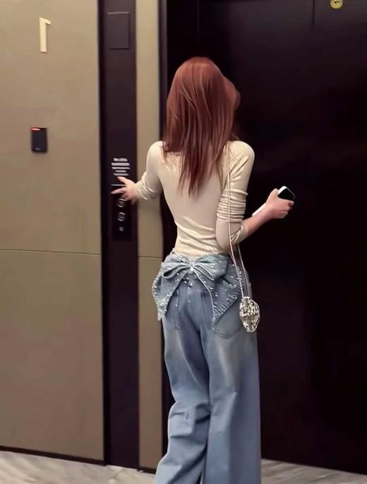 点此购买 ANN  ANDELMA*女士后腰可拆卸蝴蝶烫钻高腰阔腿牛仔裤 md 342115 商品图0