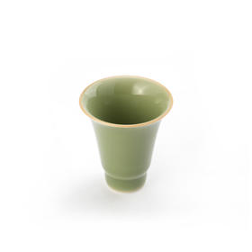 秘色染春 秘色是浙江越窑青瓷中的精华，色泽青翠浓郁，温润含蓄，俨然君子之风范。