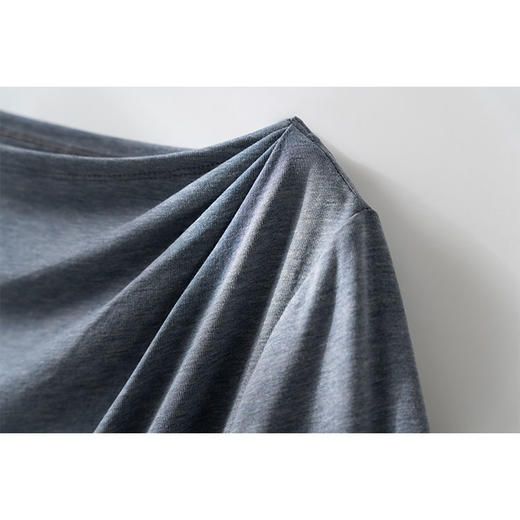 迷人香肩 莱赛尔醋酸真丝混纺 斜肩一字领长袖T恤 女神气质和舒适感一举两得 衣橱里的百搭经典款 商品图5