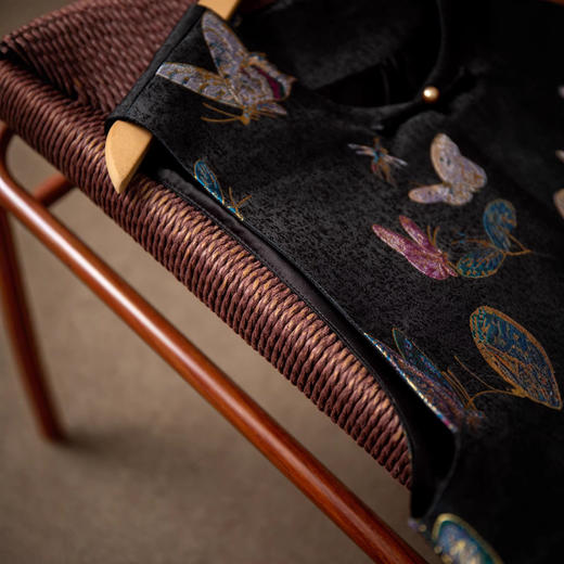 「自」全新升级【铂金会员514/天猫689/差价175】(01416)洛诗琳新中式蜀锦盘扣真丝马甲2026春夏气质V领国风无袖上衣 商品图2