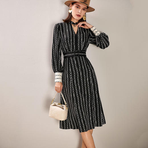 剩S 芳外春季新款潮流印花显瘦A字裙小心机V领袖口撞色连衣裙0105 商品图3