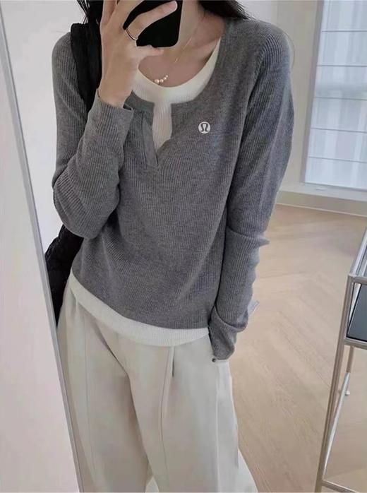 F031214纯色简约版型撞色假两件设计小V领一包两件装上衣 商品图6