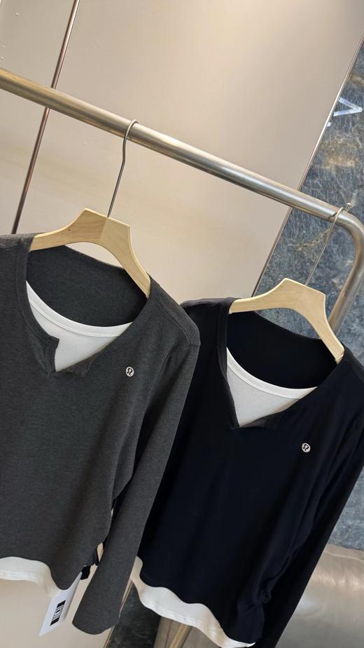 F031214纯色简约版型撞色假两件设计小V领一包两件装上衣 商品图2