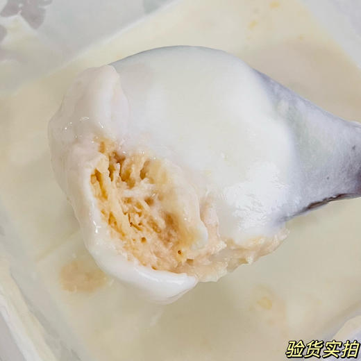 【六层鲜奶皮子酸奶】6层奶皮真厚，奶香浓郁，只选用新鲜、无异味的生牛乳，不添加任何奶粉或复原乳，8斤生牛乳才能熬制出1斤，一口下去，湿润绵软，奶香十足。 商品图4