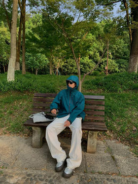 【实拍介绍】69抢多巴胺硬壳冲锋外套❗ 日常几百块钱的品质！