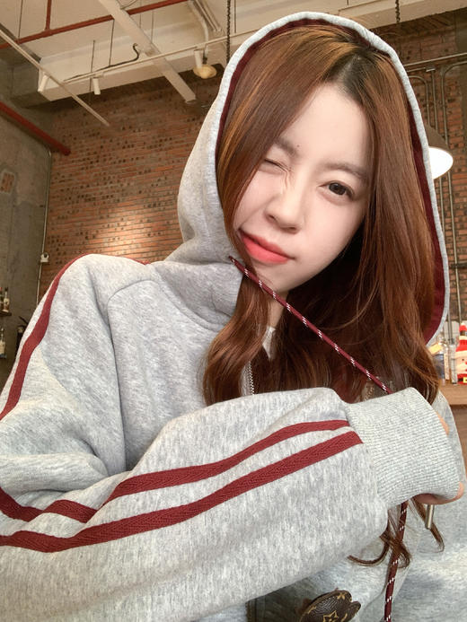 <曾小咸推荐>3.15现货秒杀 ！微信超特价！撞色边连帽卫衣 日常229.99 立减110 秒杀119.99！！ 商品图5