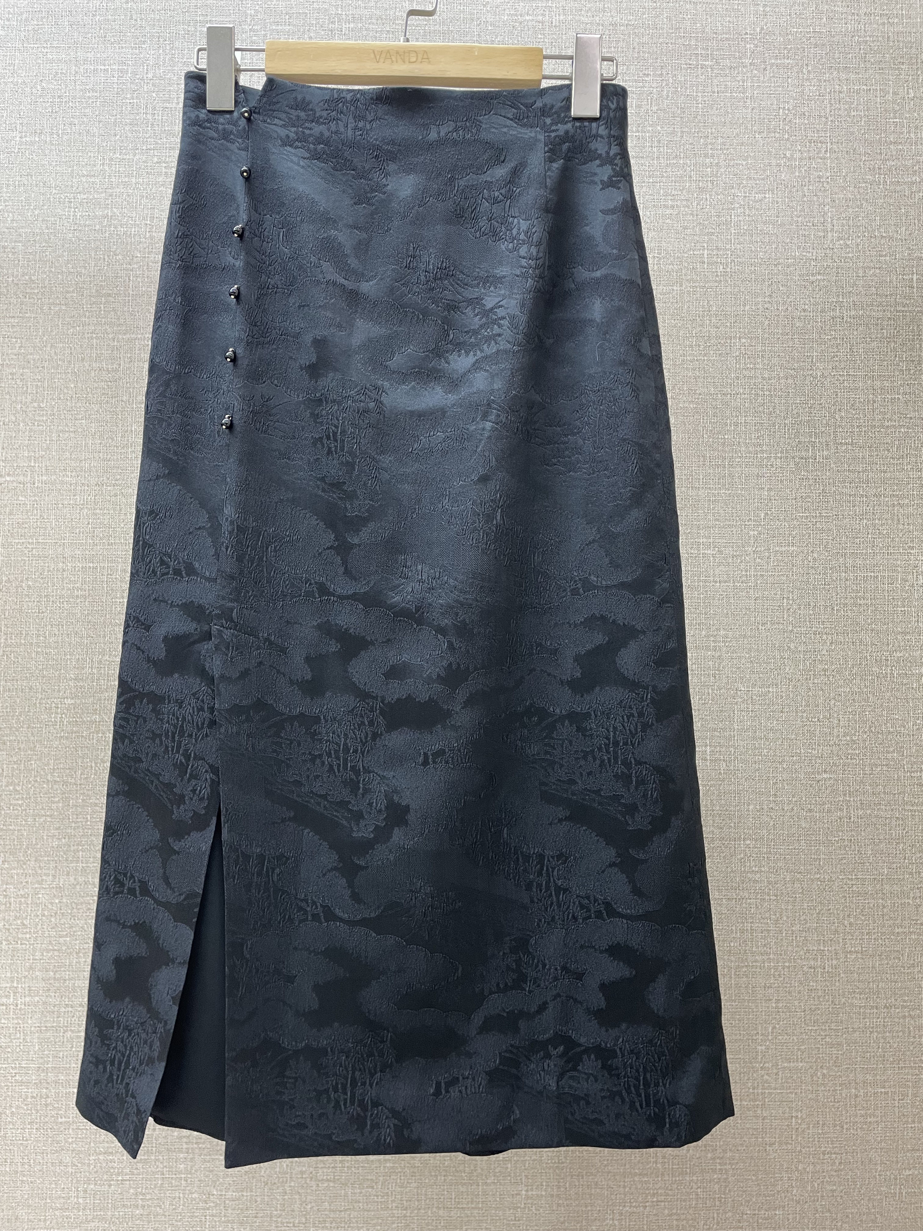 缎面刺绣开衩半裙