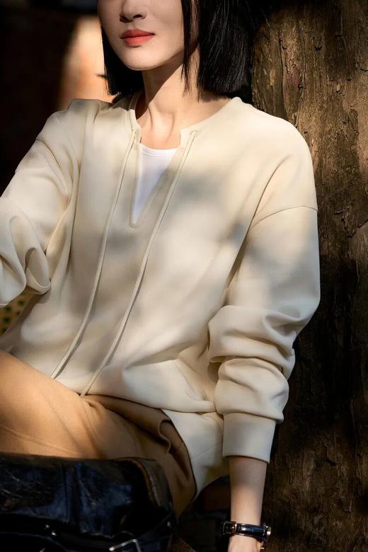 LONGNVFAIR学院运动小V领卫衣 | 圆领拼小V领，休闲感松弛穿搭，高级又自在【3-7天发货，周末顺延】 商品图4