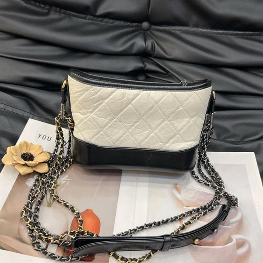 Chanel 小号 黑白熊猫色 油蜡牛皮 流浪包 商品图1