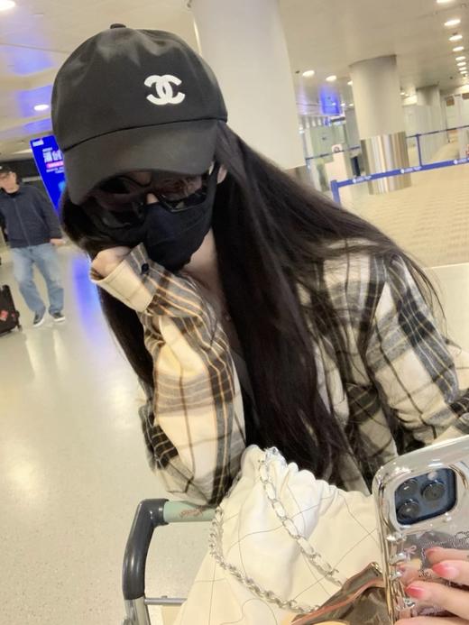 香奈儿帽子 渔夫帽 棒球帽 不可缺???? 今年的新款香奈儿渔夫帽前面双C的logo标志采用了针线的刺绣设计，更加精致 商品图5