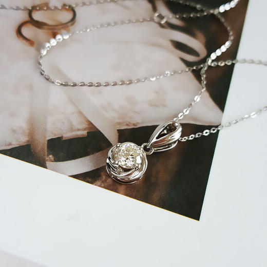 中国黄金AU750白金简约时尚0.504克拉钻石吊坠项链16.5*7.8*5.0MM（皆取最大值）030326NJT24 商品图4