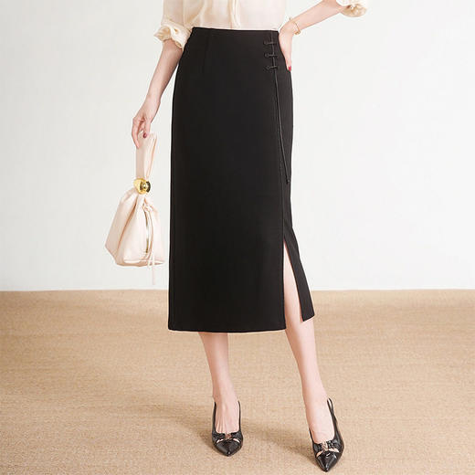 「自」全新升级【铂金会员128/天猫169/差价41】(71055)洛诗琳新中式盘扣开叉半身裙女2026春季时尚通勤国风直筒裙 商品图0