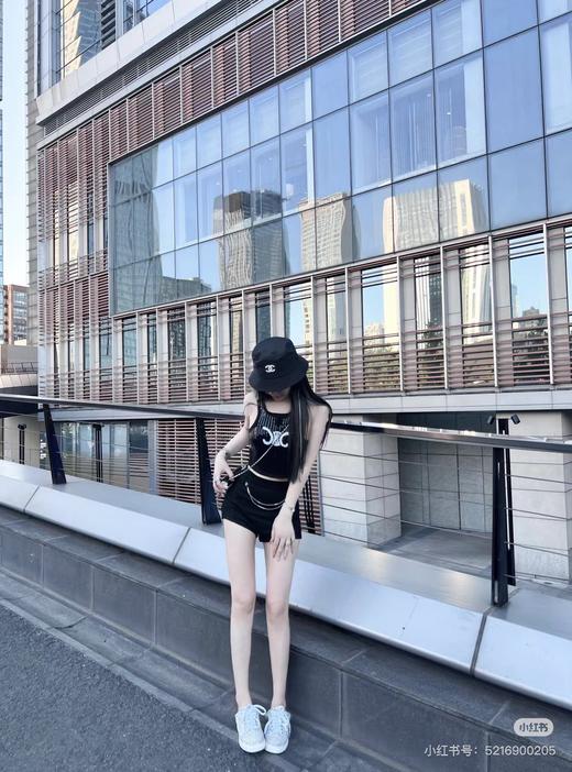 香奈儿帽子 渔夫帽 棒球帽 不可缺???? 今年的新款香奈儿渔夫帽前面双C的logo标志采用了针线的刺绣设计，更加精致 商品图7