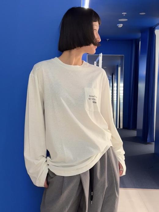 一店k （原版定织棉麻面料！）AS真的太会做松弛感单品了！棉+亚麻的混纺面料软而不塌！太舒服了！口袋倒印小标低调又有辨识度 ！26春新款口袋字母大T恤 宽宽松松慵懒范儿 好穿极了 商品图3